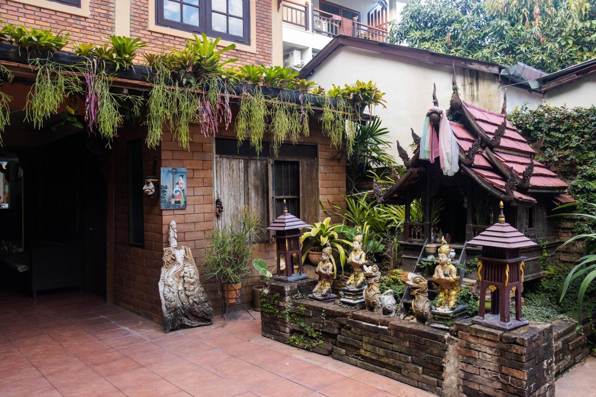 S.K. House 1 Hotell Chiang Mai Exteriör bild